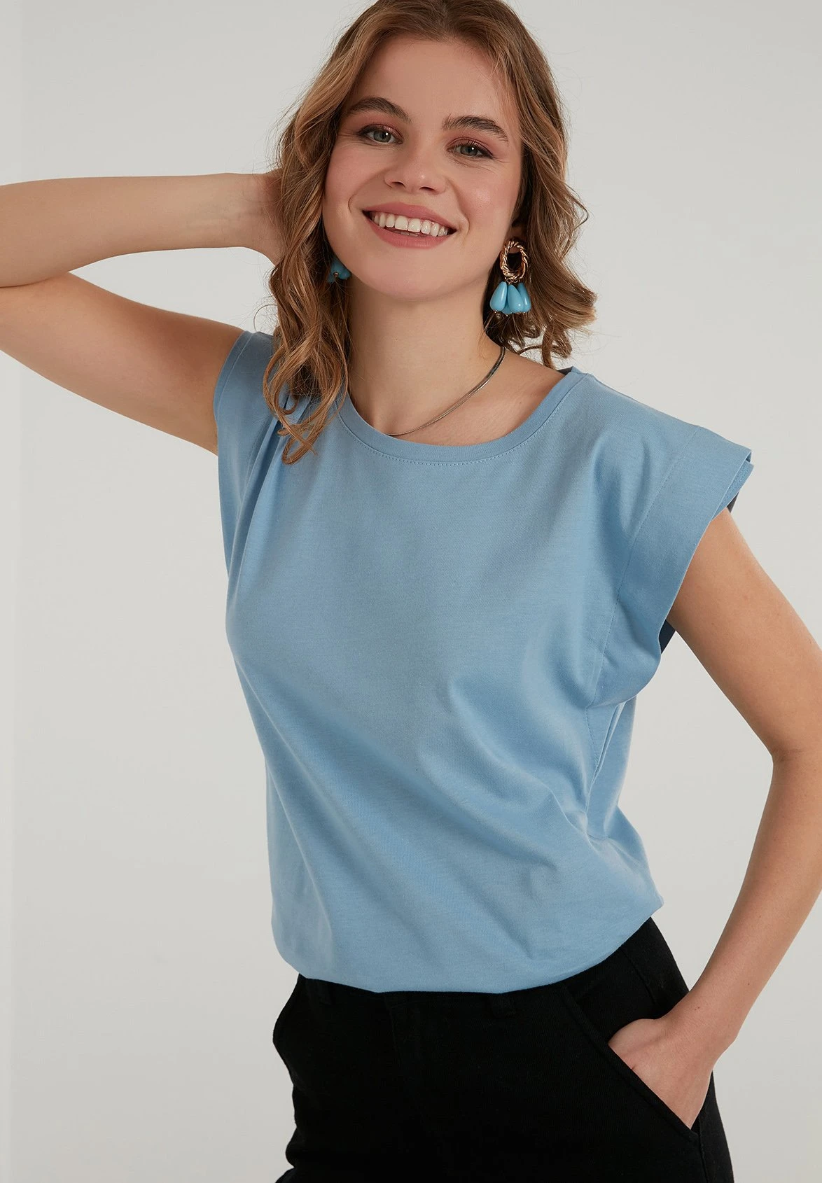LELA Crew Neck - T-Shirt Basic - Baby Blue - Afbeelding 3