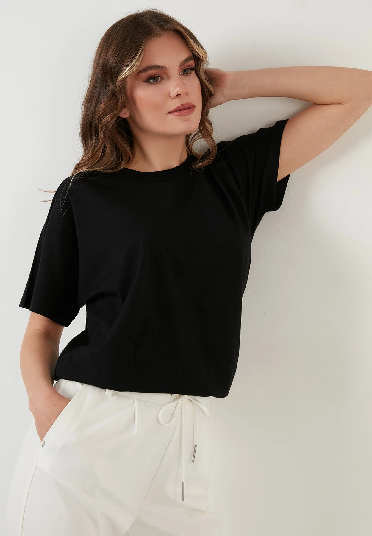 LELA Crew Neck- T-Shirt Basic - Black - Afbeelding 4