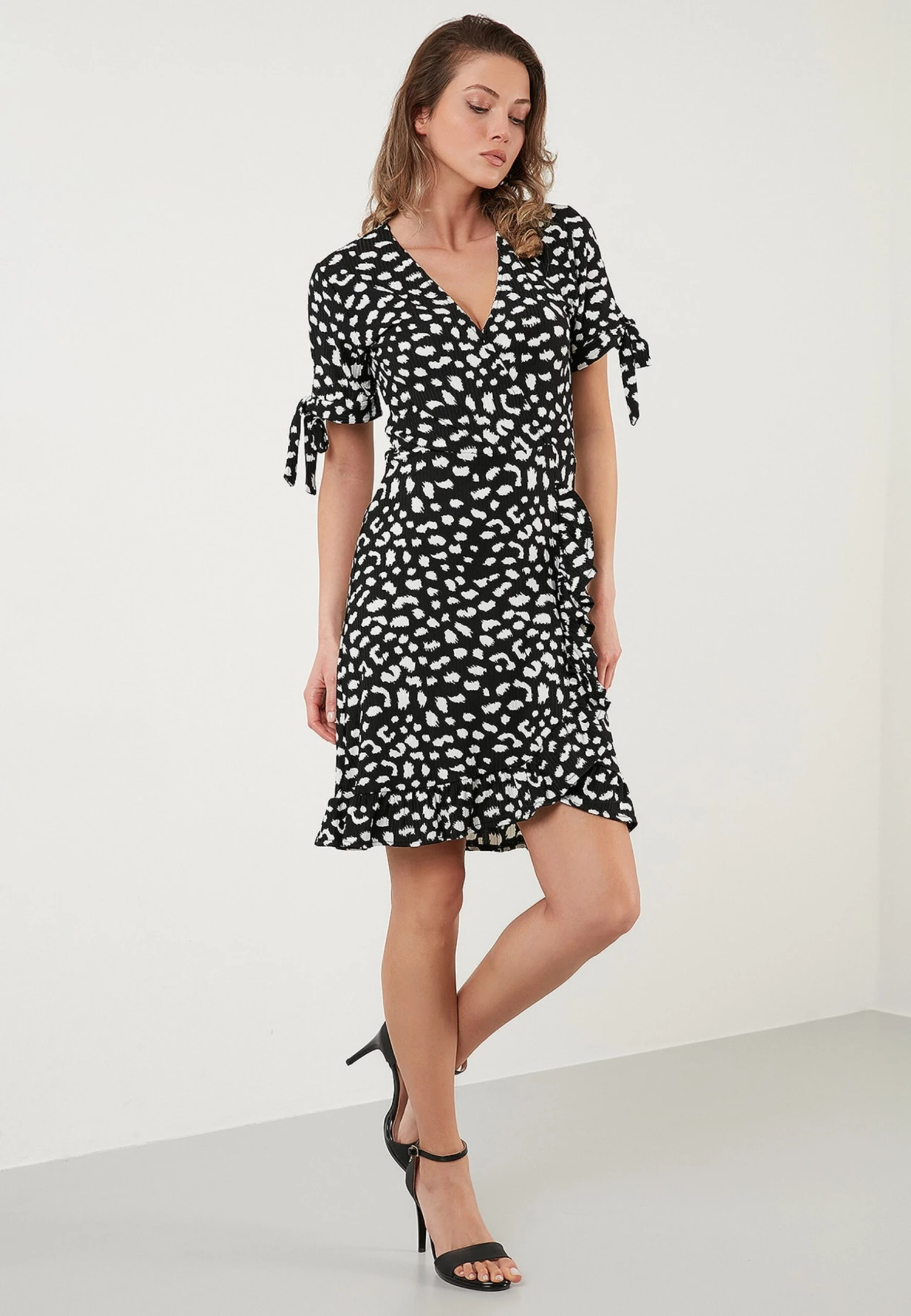 LELA Floral V Neck Ruffle Detail Mini- Jurk - Black-Lepoard - Afbeelding 3