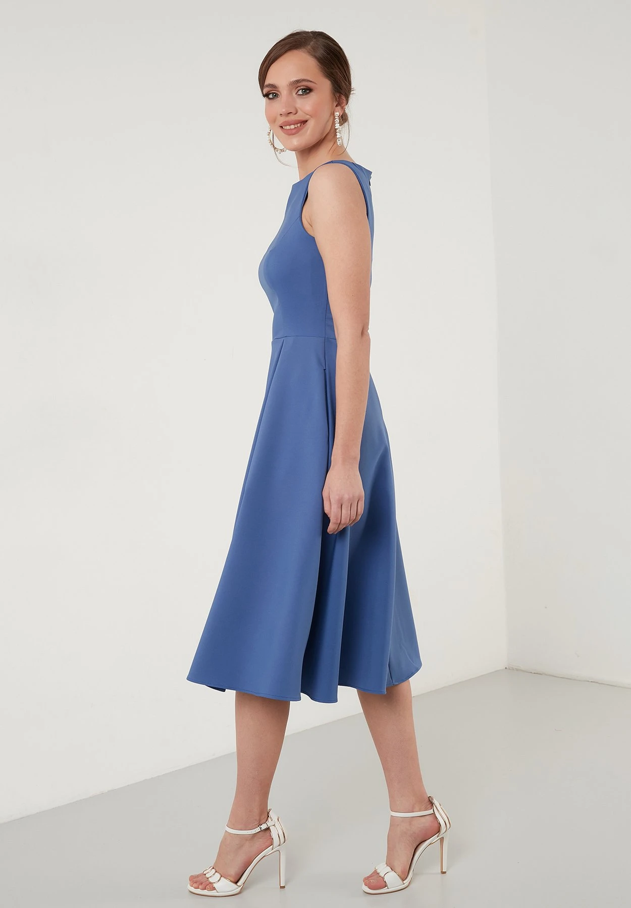LELA Crew Neck Pleated Midi - Cocktailjurk - Indigo - Afbeelding 4