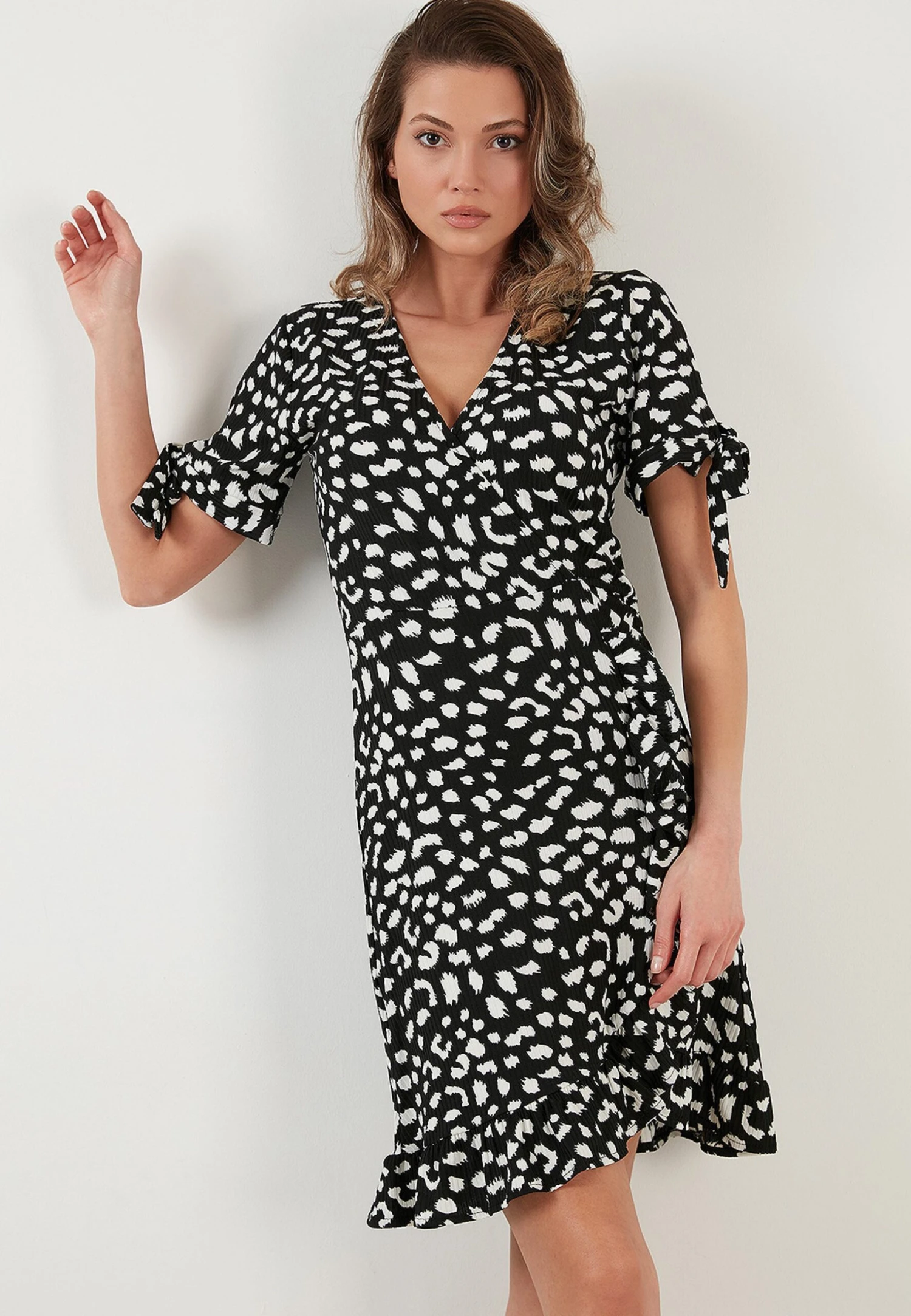 LELA Floral V Neck Ruffle Detail Mini- Jurk - Black-Lepoard - Afbeelding 4