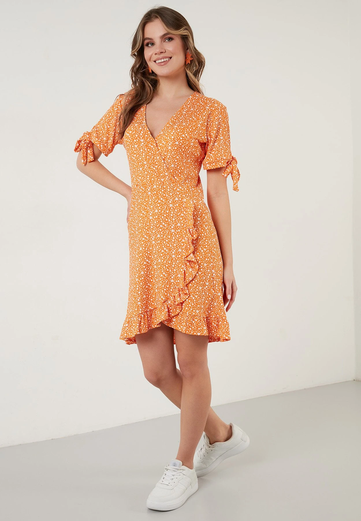LELA Floral V Neck Ruffle Detail Mini- Jurk - Orange Color - Afbeelding 2
