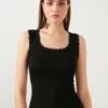 LELA Slim Fit - Top - Black
