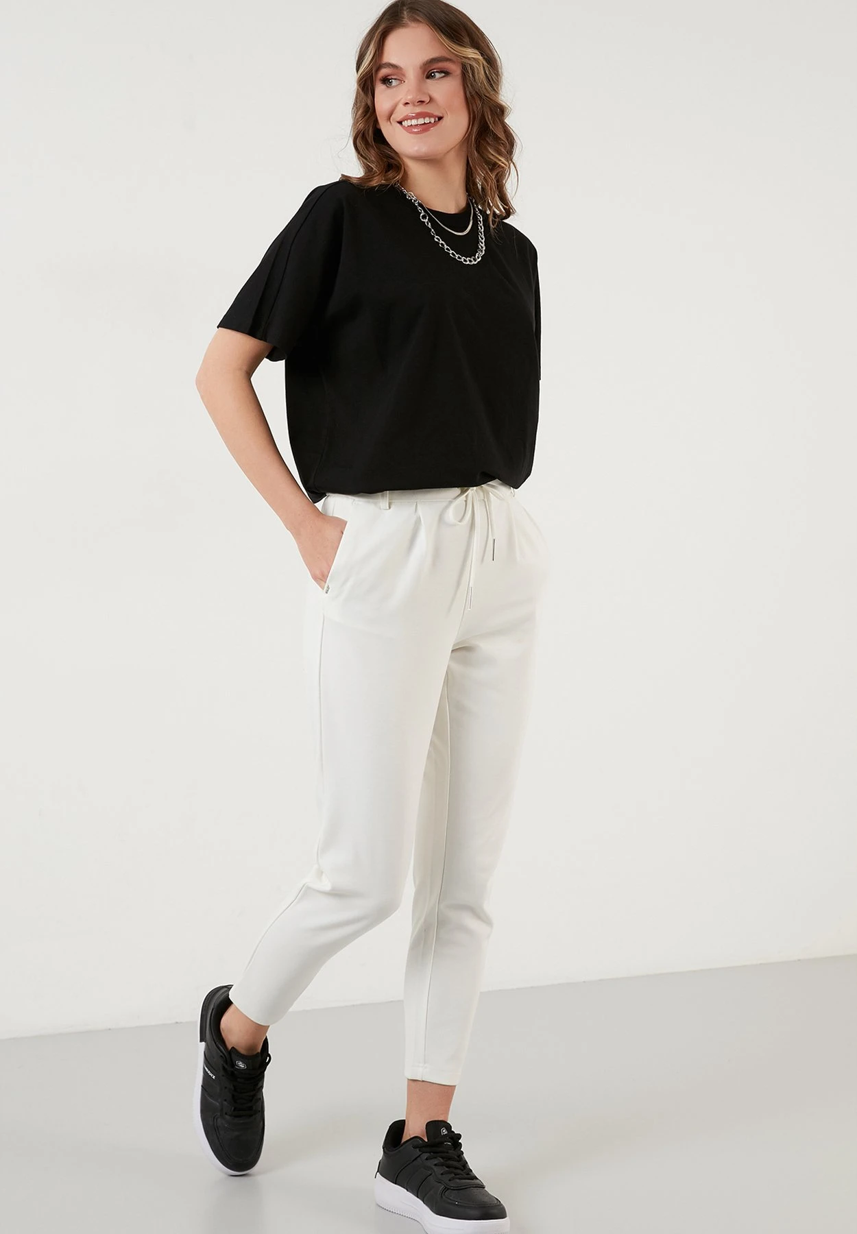 LELA Crew Neck- T-Shirt Basic - Black - Afbeelding 2