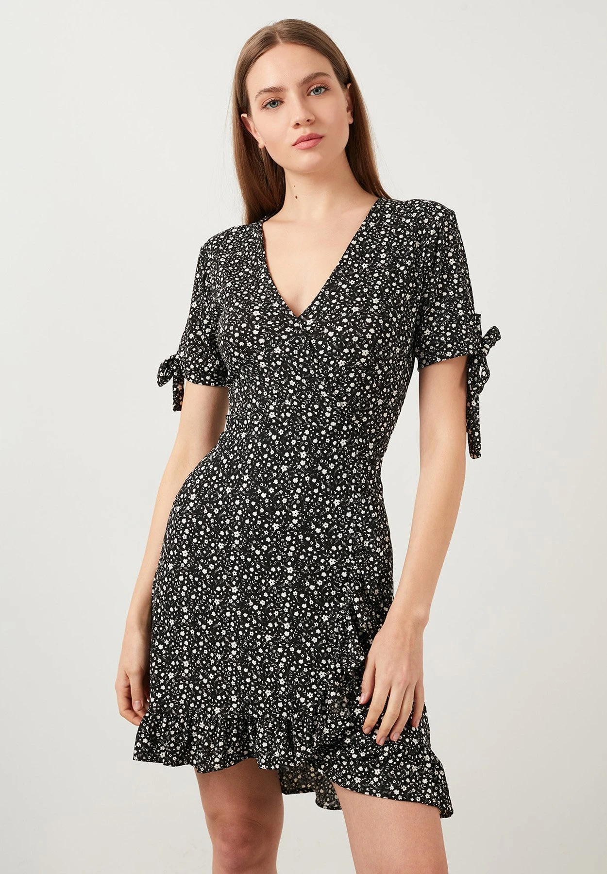 LELA Floral V Neck Ruffle Detail Mini- Jurk - Black