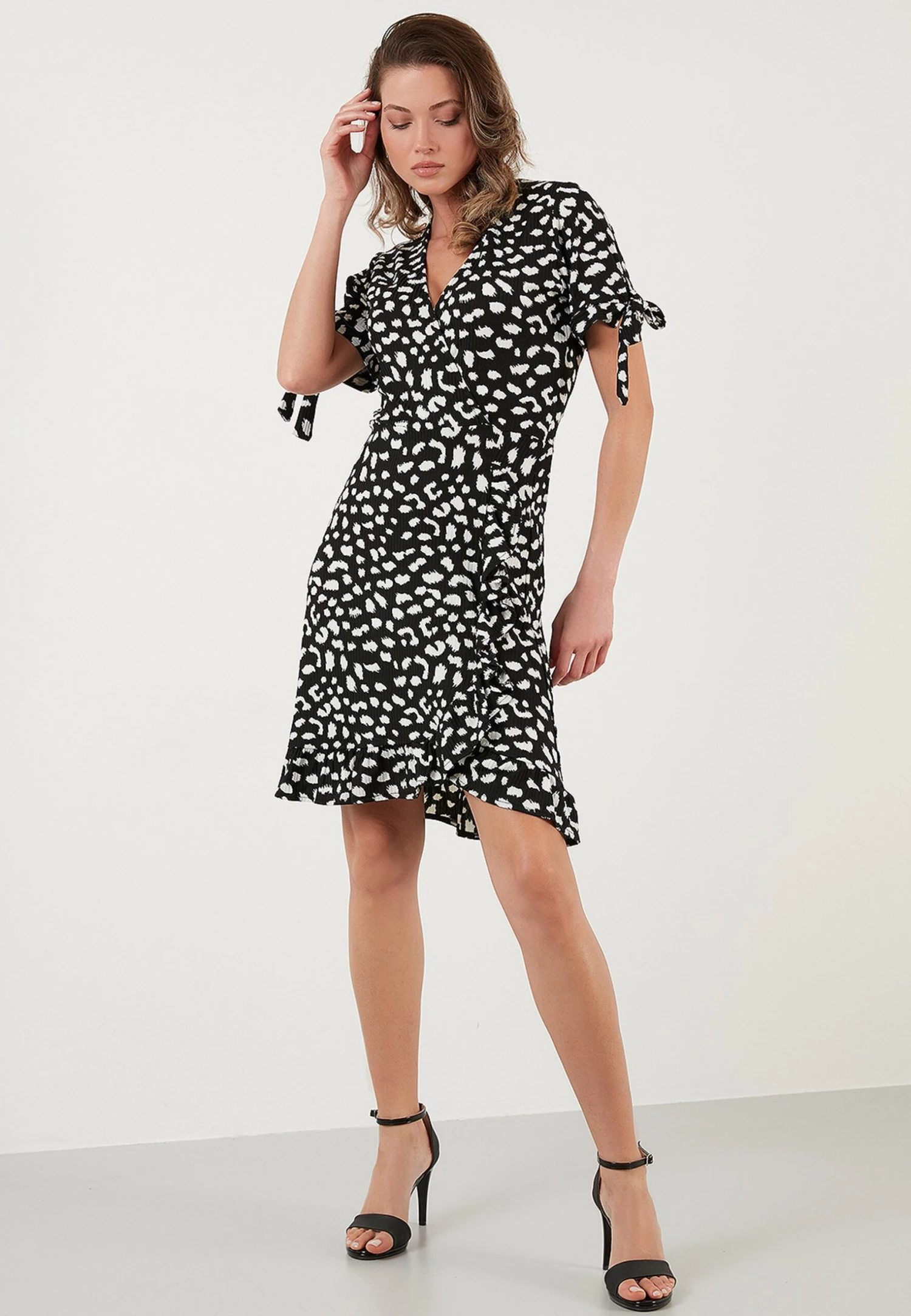 LELA Floral V Neck Ruffle Detail Mini- Jurk - Black-Lepoard - Afbeelding 2