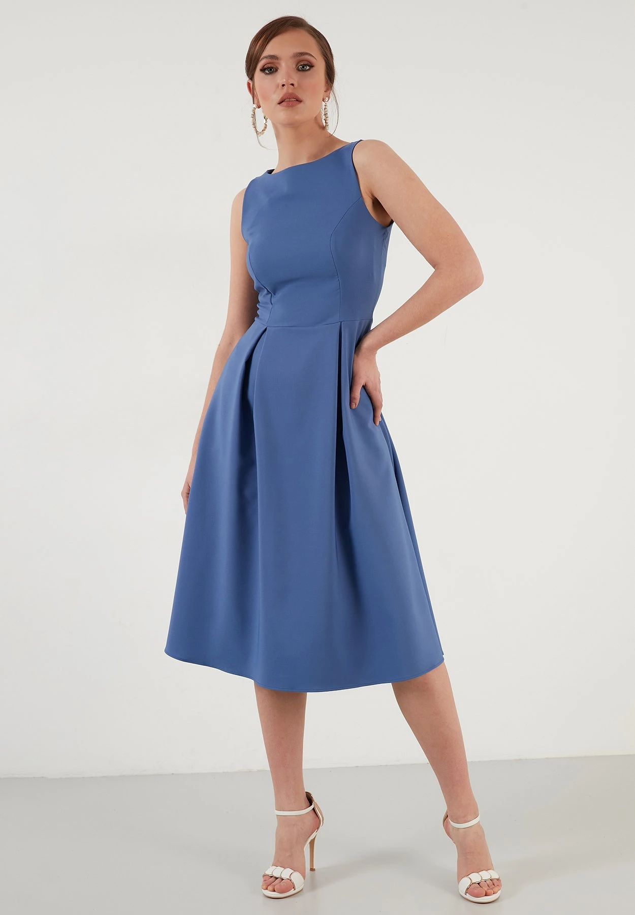 LELA Crew Neck Pleated Midi - Cocktailjurk - Indigo - Afbeelding 3