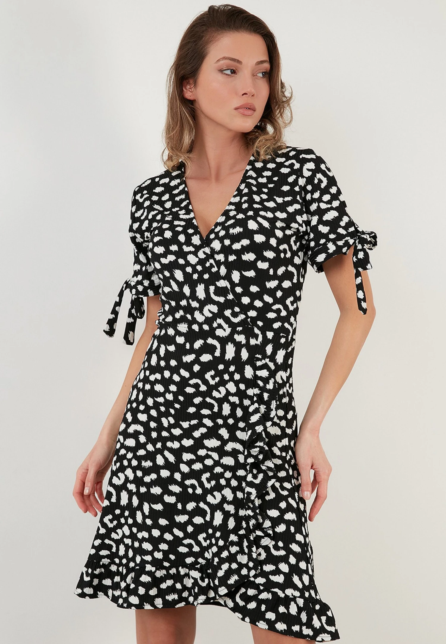 LELA Floral V Neck Ruffle Detail Mini- Jurk - Black-Lepoard