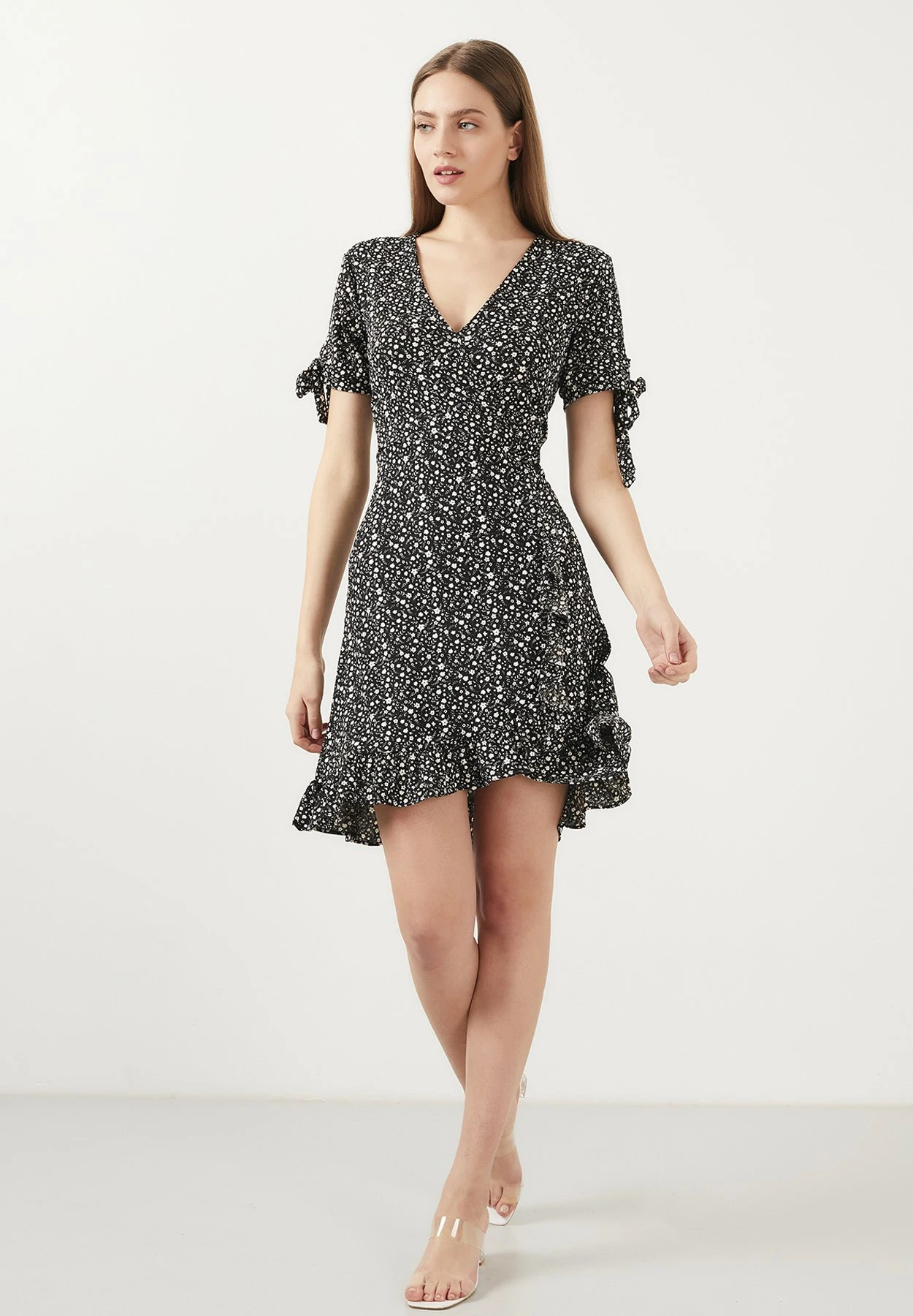 LELA Floral V Neck Ruffle Detail Mini- Jurk - Black - Afbeelding 2